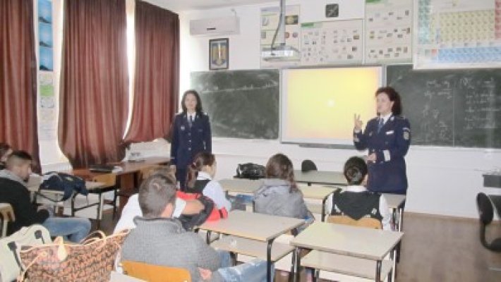 Poliţiştii, în vizită la elevii de la Liceul Carmen Silva